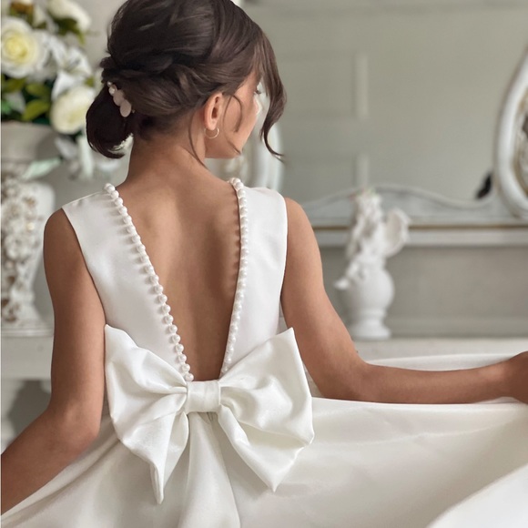 Satin flower girl dress Elegant girl dress Flower girl dress with pearls - Picture 2 of 7